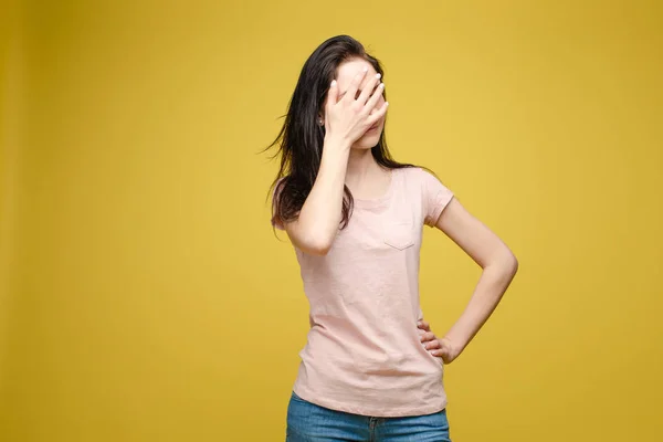 Verbaasd mooie vrouw die betrekking hebben op gezicht met de hand — Stockfoto