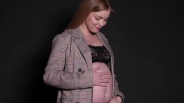 Bağcıklı siyah sütyen ve ceket güzel hamile kadın.