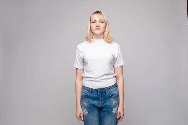 Mulher magro vestindo camisa branca e jeans de pé firme — Fotografia de Stock