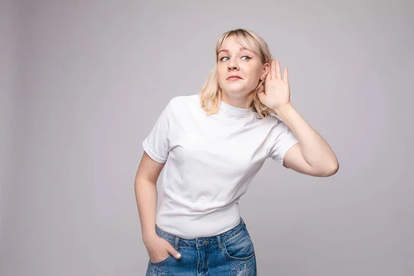 Charmante fille à l'écoute des ragots. Studio portrait de belle caucasienne — Photo