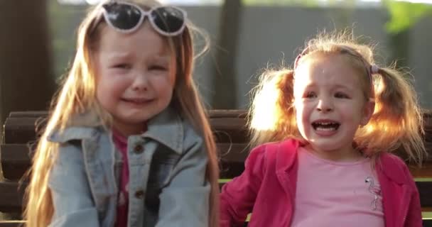 Aufgeregt schöne kleine süße Mädchen weinen auf der Wiese von grünem Gras umgeben mittlere Nahaufnahme — Stockvideo