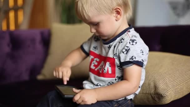 Μικρό παιδί που παίζει με έναν υπολογιστή tablet — Αρχείο Βίντεο