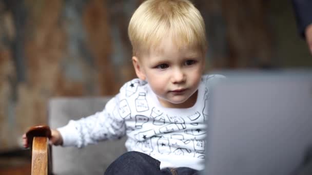Маленький мальчик играет с планшетным компьютером — стоковое видео