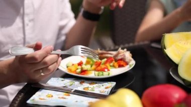 Erkek eller çatal tutmak ve lezzetli salata yemek