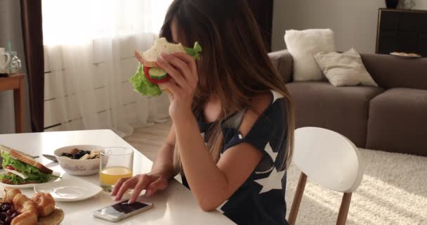 Close-up mond van schattig hongerige vrouw eten smakelijk sandwich genieten van eten — Stockvideo