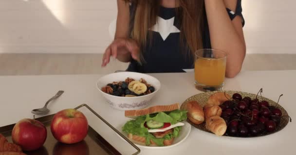 Schöne Frau mit Handy beim Frühstück. — Stockvideo