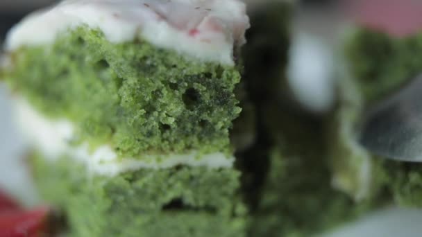 Ένα κομμάτι από ορεκτικό γλυκό μπισκότο ζαχαροπλαστικής με μαρμελάδα φράουλα ακραίο κοντινό-up — Αρχείο Βίντεο