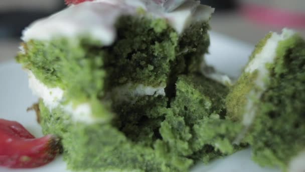 Utting kawałek apetyczny ciastko ciasto z truskawki dżem ekstremalne zbliżenie — Wideo stockowe