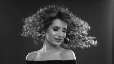 Kıvırcık saçlı kadın dans ve müzik zevk