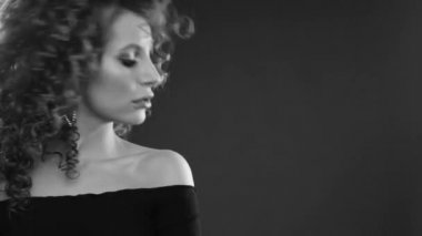 Kıvırcık saçlı kadın dans ve müzik zevk