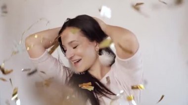 Güneş ışığında dans yıldız küpe ile Muhteşem esmer bayan.