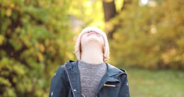 Küçük çocuk güzel güneşli ama soğuk bir gün dışında oynuyor.