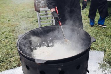 Kazanda sağlıklı soğan pişirme süreci