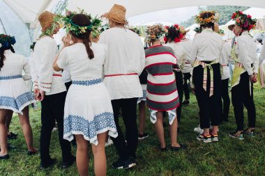 Belarus Minsk 26 07 2019 Festivalde çiçek çelenk insanlar.