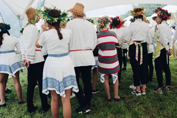 Belarus Minsk 26 07 2019 Festivalde çiçek çelenk insanlar.