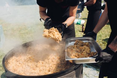 Kazandan kaphaline pilav koyan adamlar.