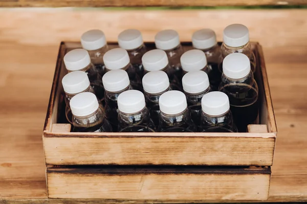 Бутылки свежего органического сока в коробке . — стоковое фото