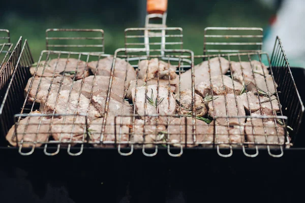 Ψησταριά με κρέας στη σχάρα. Κοντινό κομμάτι κρέατος που προετοιμάζεται για BBQ ψησταριά σε εξωτερικούς χώρους. Ιδέα για πάρτι BBQ. — Φωτογραφία Αρχείου