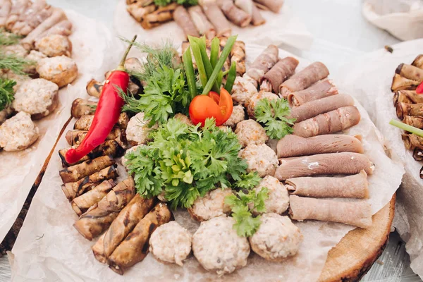 Huge plate serving appetizing meat snack and vegetable ready for eating top view — Stock Photo, Image