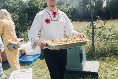 Büyük bir pilav kabı olan adam.