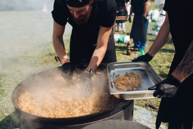 Kazandan kaphaline pilav koyan adamlar.