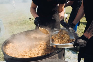 Kazandan kaphaline pilav koyan adamlar.