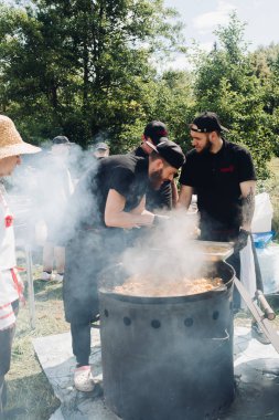 Kazandan kaphaline pilav koyan adamlar.
