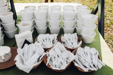 Masada kaplarda çorba. Yeşil masa örtüsü ile masada paket servis için hazırlanan kırmızı çorba veya borsch beyaz plastik kapyığınları.