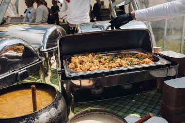 Lüks otelde açık büfe yemekler için hizmet veren soslu tavuk eti ile yakın çekim iştah açıcı pilav