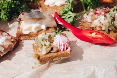 Yakın çekim yemeye hazır tabakta servis yapan pastırma dekorasyon yeşillikli iştah açıcı sandviç