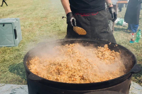 Kazandan kaphaline pilav koyan adamlar.
