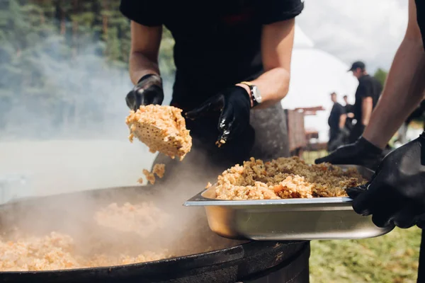 Kazandan kaphaline pilav koyan adamlar.