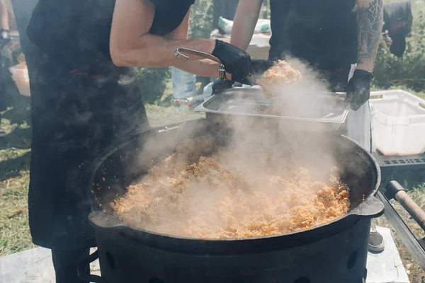 Kazandan kaphaline pilav koyan adamlar.