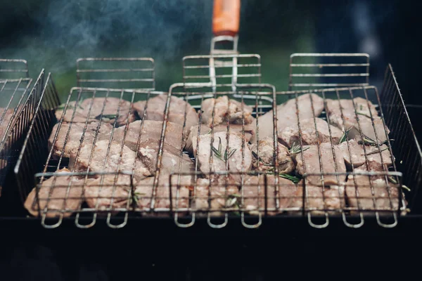 Churrasco de carne na grelha.Close-up de carne se preparando em churrasqueira equipamentos ao ar livre. Conceito de festa churrasco . — Fotografia de Stock