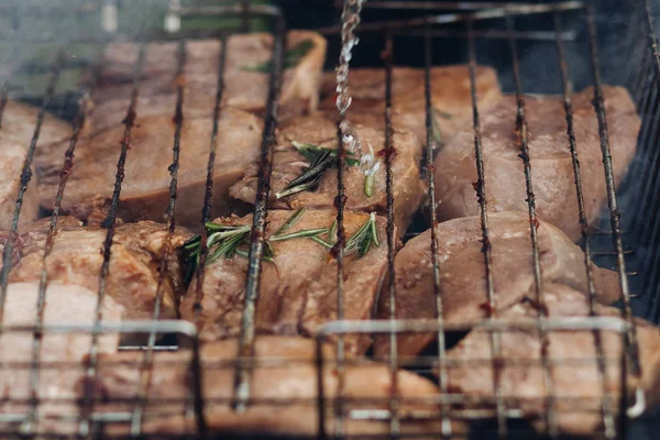 Churrasco de carne na grelha.Close-up de carne se preparando em churrasqueira equipamentos ao ar livre. Conceito de festa churrasco . — Fotografia de Stock