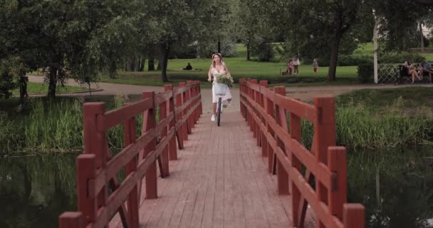 Mujer encantadora con kanekalons montar en bicicleta . — Vídeos de Stock