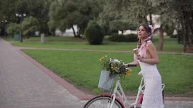 Yürürken dondurma yiyen iki örgüile Pretty kız
