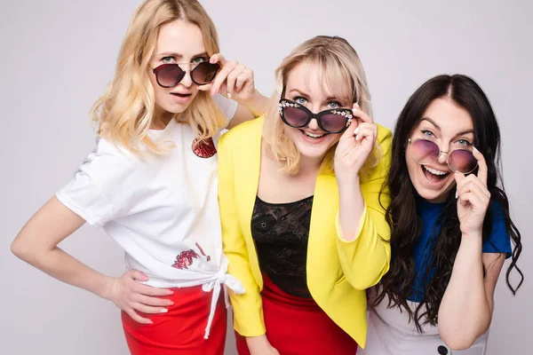 Tres chicas guapas en gafas de sol mirando a la cámara . — Foto de Stock