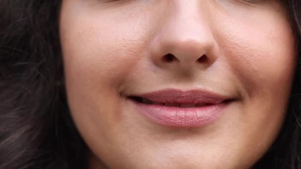 Boca sorridente em close-up. lábios sorridentes em close-up . — Vídeo de Stock