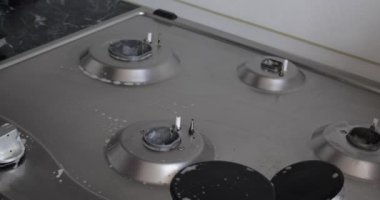 Mutfakta kirli ocak yıkama sürecinde Kadın