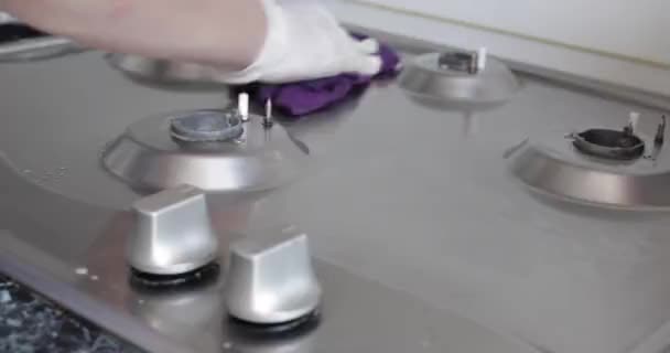 Mulher em processo de lavar fogão sujo na cozinha — Vídeo de Stock