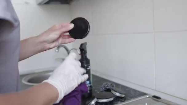 Ženská hospodyňka ruční mytí moderního kuchyňského sporáku s hadříkem dokončoval každodenní domácí práce — Stock video