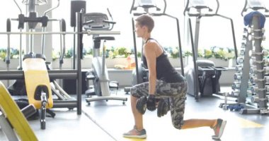 Hareket bir genç kız tek başına spor salonunda çalışıyor.