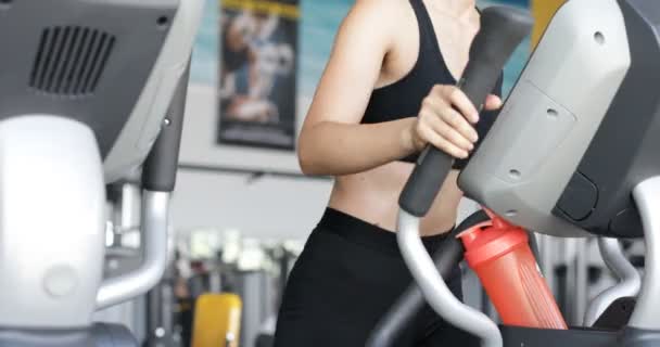 Gros plan de jolie femme de remise en forme avec la coiffure de tir en cours d'exécution sur tapis roulant . — Video