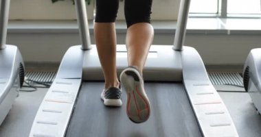 Arkadan atış koşu spor vasıl jimnastik salonu kadın eğitim görünüşü.