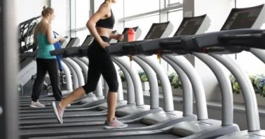 Arkadan atış koşu spor vasıl jimnastik salonu kadın eğitim görünüşü.