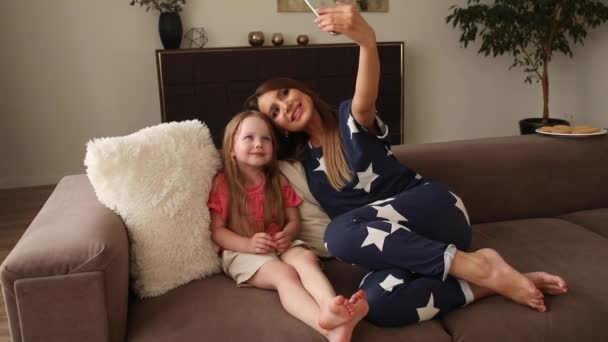 Bella madre che prende selfie con sua figlia . — Video Stock