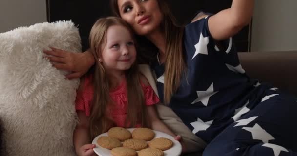 Bela mãe tomando selfie com sua filha . — Vídeo de Stock