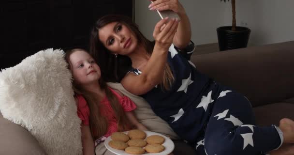 Vacker mamma tar Selfie med sin dotter. — Stockvideo