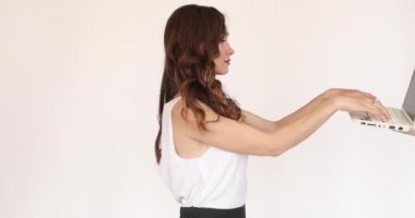Yaratıcı iş kadını fikirleri ile gelir ve dizüstü bilgisayar ve mobil onları aşağı alarak.